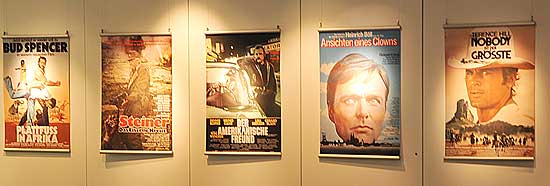 Auch Filmplakete werden in der Ausstellung "40 Jahre Deutscher Filmball - Der rote Teppich für den deutschen Film" präsentiert (©Foto: NT)